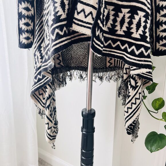 PINK Victoria's Secret Black and White Patterned Cardigan Sweater. Size L. EUC. - Picture 4 of 8